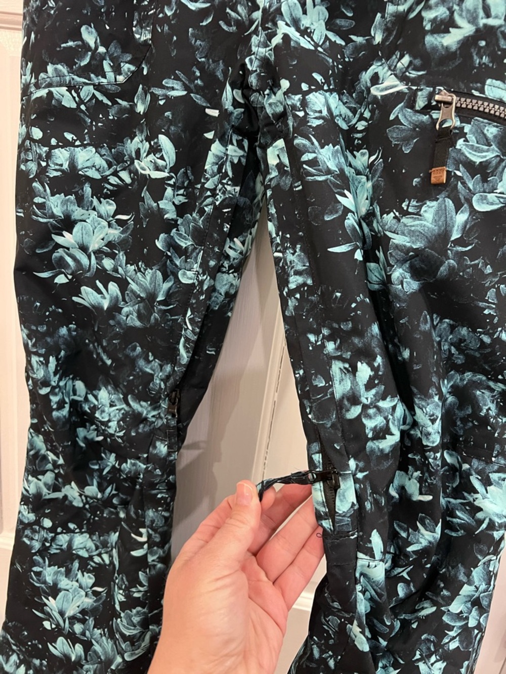 Roxy Nadia Printed Flower Women's Snowboard Pants - True Black Akio, Size Large - Picture 7 of 15